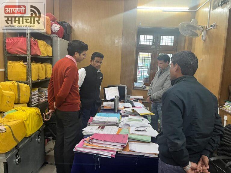 जिला परिषद कार्यालय का जिला कलक्टर ने किया निरीक्षण।