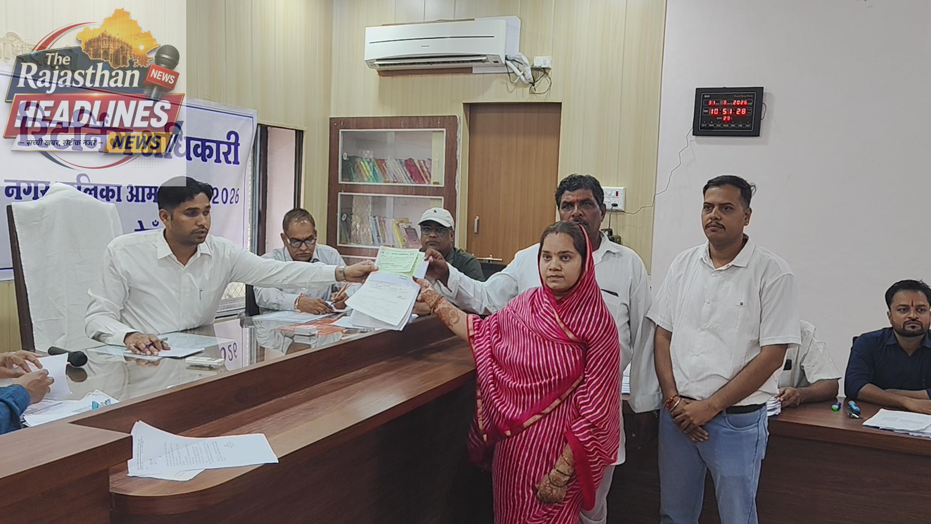 वार्ड नंबर 27 से गरिमा शर्मा भाजपा प्रत्याशी के तौर पर नामांकन दाखिल करते हुए।